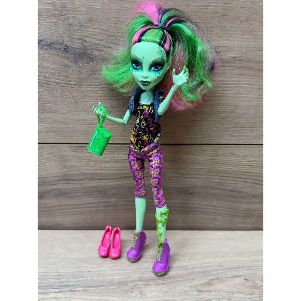Mattel Monster High Venus McFlytrap G1 Zombie Shake Doll w/ Between Classes Accs